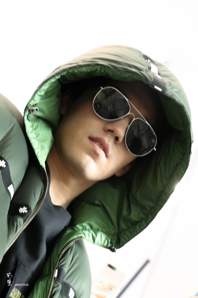 2020_09_Jan_Dimash_Ningbo airport greeting_ Simona